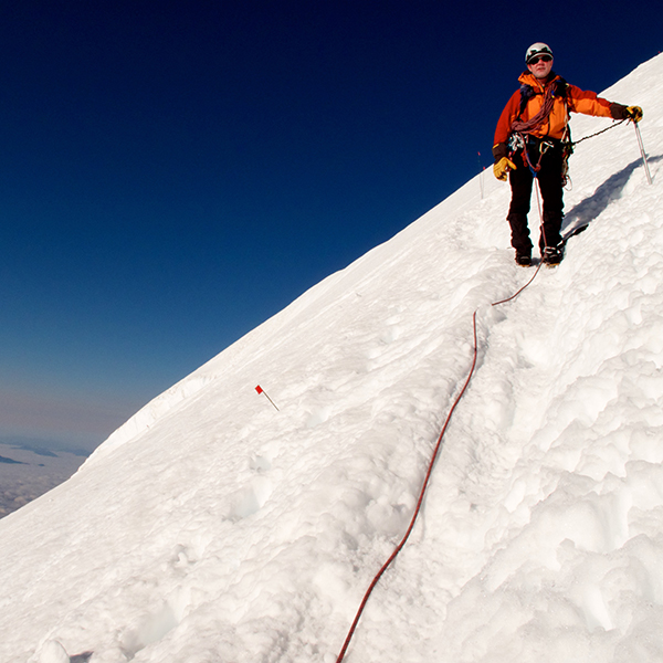 Mountaineer ascends Mount Rainier